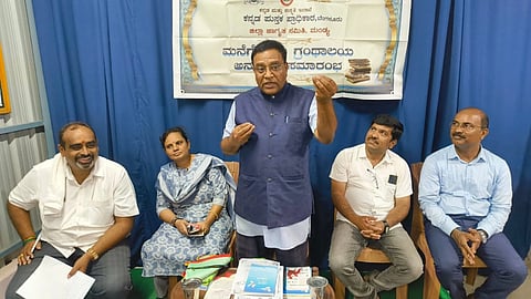 ಮಂಡ್ಯದಲ್ಲಿ ಆಯೋಜಿಸಿದ್ದ ಮನೆಗೊಂದು ಗ್ರಂಥಾಲಯ ಅನುಷ್ಠಾನ ಸಮಾರಂಭದಲ್ಲಿ ಕನ್ನಡ ಪುಸ್ತಕ ಪ್ರಾಧಿಕಾರದ ಅಧ್ಯಕ್ಷ ಡಾ.ಮಾನಸ ಮಾತನಾಡಿದರು.