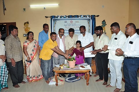ಮಂಡ್ಯ ತಾಲೂಕು ಗೊರವಾಲೆ ಗ್ರಾಮದಲ್ಲಿ ಆಯೋಜಿಸಿದ್ದ ಮನೆಗೊಂದು ಗ್ರಂಥಾಲಯ ಅನುಷ್ಠಾನ ಸಮಾರಂಭವನ್ನು ಪರಿಸರ ಮಿತ್ರ ಜಿ.ಸಿ.ಜಯಶಂಕರ್ ಉದ್ಘಾಟಿಸಿದರು.