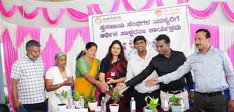 ಮಂಡ್ಯ ತಾಲೂಕು ಮಂಗಲ ಗ್ರಾಮದಲ್ಲಿ ಆಯೋಜಿಸಿದ್ದ ಸಮಾರಂಭವನ್ನು ಆರ್‌ಬಿಐ ಸಹಾಯಕ ಮಹಾಪ್ರಬಂಧಕಿ ನಿಶಾ ಠಾಕೂರ್ ಉದ್ಘಾಟಿಸಿದರು.
