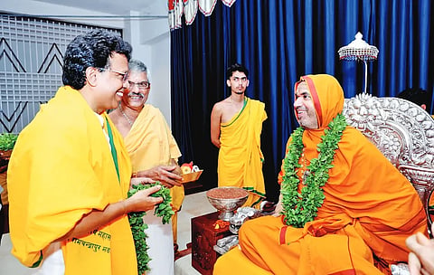 ಗೋಕರ್ಣದ ಅಶೋಕೆಯಲ್ಲಿ 33ನೇ ಅನ್ನಬ್ರಹ್ಮ ಚಾತುರ್ಮಾಸ್ಯ ನಿಮಿತ್ತ ಶನಿವಾರ ಏರ್ಪಡಿಸಿದ್ದ ಧರ್ಮಸಭೆಯಲ್ಲಿ ಮಂಗಳೂರು ಶಾಸಕ ಡಾ. ಭರತ ಶೆಟ್ಟಿ, ಶ್ರೀರಾಘವೇಶ್ವರ ಭಾರತೀ ಸ್ವಾಮೀಜಿ ಅವರ ಆಶೀರ್ವಾದ ಪಡೆದರು. 