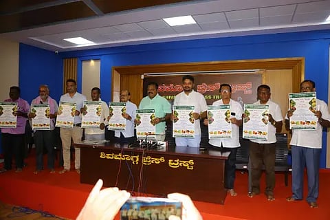 ಮಾವು ಮತ್ತು ಹಲಸು ಮೇಳದ ಕರಪತ್ರವನ್ನು ಹಾಪ್‌ಕಾಮ್ಸ್ ಜಿಲ್ಲಾಧ್ಯಕ್ಷ ಆರ್.ವಿಜಯಕುಮಾರ್ ಬಿಡುಗಡೆಗೊಳಿಸಿದರು. ಉಂಬ್ಳೆಬೈಲು ಮೋಹನ್, ನಾರಾಯಣಪ್ಪ, ಕಾಂತರಾಜ್, ಅಕ್ಷಯ್ ಇತರರಿದ್ದರು.