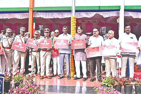  ಬೆಳಗಾವಿ ನಗರದಲ್ಲಿ ‘ಬೀಗ ಹಾಕಿದ ಮನೆ ಗಸ್ತು ವ್ಯವಸ್ಥೆ ಜಾಗೃತಿ ಕರಪತ್ರವನ್ನು ಸಚಿವ ಸತೀಶ ಜಾರಕಿಹೊಳಿ, ಶಾಸಕ ಆಸೀಫ್ ಸೇಠ್ ಲೋಕಾರ್ಪಣೆಗೊಳಿಸಿದರು. ಭೊರಸೆ ಭೂಸನ್, ಮೊಹಮ್ಮದ ರೋಷನ್, ರಾಹುಲ ಶಿಂಧೆ ಇತರರಿದ್ದರು.