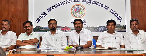 ಮಂಡ್ಯದಲ್ಲಿ ಆಯೋಜಿಸಿದ್ದ ಸುದ್ದಿಗೋಷ್ಠಿಯಲ್ಲಿ ಮನ್‌ಮುಲ್ ಅಧ್ಯಕ್ಷ ಎಂ.ಕೆ.ಹರೀಶ್‌ಬಾಬು ಮಾತನಾಡಿದರು.
