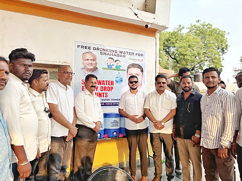 ಶಹಾಬಾದ್​ನಲ್ಲಿ ಶುದ್ಧ ಕುಡಿಯುವ ನೀರು ಒದಗಿಸುವ ಕಾರ್ಯಕ್ಕೆ ಡಾ.ಫಾರೂಕ್​ ಮಣ್ಣೂರ್​ ಭಾನುವಾರ ಚಾಲನೆ ನೀಡಿದರು. ಬಸವರಾಜ ಯಲಿಗಾರ, ವಾಜೀದ್​ ಜಮಾದಾರ್​, ರಫೀಕ್​ ಕಾರೋಬಾರಿ, ಎಸ್​.ಕುಮಾರ್​, ಜಹೀರ್​ ಅಹ್ಮದ್​, ಹರೀಶ ಕಾರ್ಣಿಕ್​, ಹರ್ಷಾ ಮಾಲಕ, ರಾಜೇಶ್​ ಯನಗುಂಟಿಕರ್​, ಅಮೀರ್​ ನಿಂಬಾಳಕರ್​ ಇತರರಿದ್ದರು