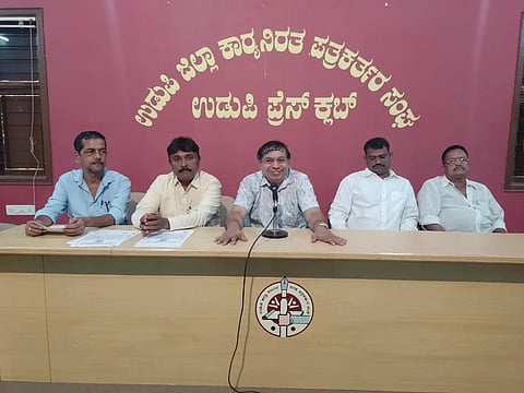 ಉಡುಪಿಯ ಪತ್ರಿಕಾ ಭವನದಲ್ಲಿ ನಡೆದ ಸುದ್ದಿಗೋಷ್ಠಿಯಲ್ಲಿ ಆರ್​.ಮನೋಹರ್​ ಮಾತನಾಡಿದರು. ಗಣೇಶ್​ ರಾಜ್​ ಸರಳಬೆಟ್ಟು, ಗುರುರಾಜ್​ ಎಂ. ಶೆಟ್ಟಿ, ಜಯ ಶೆಟ್ಟಿ ಬನ್ನಂಜೆ, ಪ್ರಕಾಶ್​ ಭಂಡಾರಿ ಕೊಳಲಗಿರಿ ಇದ್ದರು.
