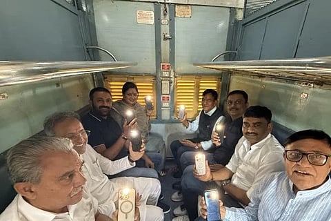 Bihar Election | ಕೇಂದ್ರ ಸಚಿವ ಮನ್ಸುಖ್ ಮಾಂಡವಿಯಾ ತಮ್ಮ ಫೋನ್‌ ಟಾರ್ಚ್ ಆನ್​ ಮಾಡಿ ಬಿಹಾರದ ಗೆಲುವು ಆಚರಿಸಿದರು