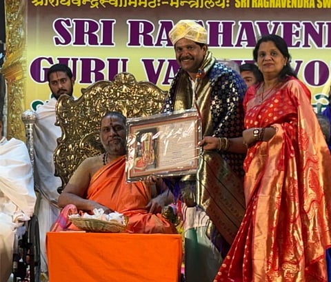 ಸಹಕಾರ ಕ್ಷೇತ್ರದ ಸಾಧನೆ ಹಿನ್ನೆಲೆಯಲ್ಲಿ ಬಿ.ಜಯಕರ್​ ಶೆಟ್ಟಿ ಇಂದ್ರಾಳಿ ಅವರಿಗೆ ಮಂತ್ರಾಲಯದಲ್ಲಿ ನಡೆದ ಶ್ರೀ ರಾಘವೇಂದ್ರ ಗುರು ವೈಭವೋತ್ಸವ ಕಾರ್ಯಕ್ರಮದಲ್ಲಿ ಸುಭುದೇಂದ್ರ ಶ್ರೀಗಳು 'ಶ್ರೀ ಗುರು ಅನುಗ್ರಹ ಪ್ರಶಸ್ತಿ' ನೀಡಿ ಗೌರವಿಸಿದರು. ಪತ್ನಿ ಶ್ವೇತಾ ಶೆಟ್ಟಿ ಇದ್ದರು.