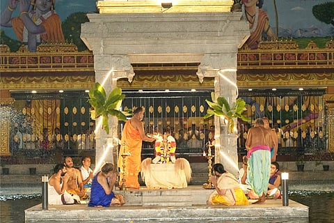 ಮಂತ್ರಾಲಯದ ರಾಘವೇಂದ್ರ ಸ್ವಾಮಿಗಳ ಮಠದಲ್ಲಿ ಮಂಗಳವಾರ ಸಂಜೆ ಪರಿಮಳ ತೀರ್ಥದಲ್ಲಿ ಪ್ರಹ್ಲಾದರಾಜರ ಉತ್ಸವ ಮೂರ್ತ್ಗಿ ತೆಪ್ಪೋತ್ಸವವು ವಿಜೃಂಭಣೆಯಿಂದ ಜರುಗಿತು.