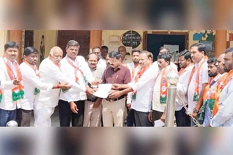 ಮಾನ್ವಿಯಲ್ಲಿ ಪುರಸಭೆ ಮುಖ್ಯಾಧಿಕಾರಿ ಪರಶುರಾಮ ದೇವಮಾನೆಗೆ ಬಿಜೆಪಿ ತಾಲೂಕು ಘಟಕ ಮನವಿ ಸಲ್ಲಿಸಲಾಯಿತು.  ವೀರಭದ್ರ ಗೌಡ ಭೋಗಾವತಿ ಗುರು ಸಿದ್ದಪ್ಪ ಕಣ್ಣೂರ, ತಾಯಣ್ಣ ಕಿನ್ನಾರಿ ಇತರರಿದ್ದರು.
