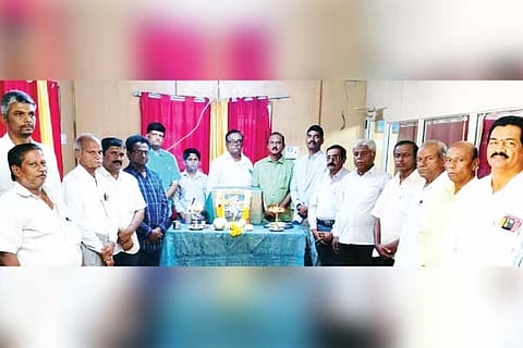 ಮಾನ್ವಿ ತಹಸಿಲ್ ಕಚೇರಿಯಲ್ಲಿ ಸೋಮವಾರ ದೇವರ ದಾಸಿಮಯ್ಯ ಜಯಂತಿ ಕಾರ್ಯಕ್ರಮದಲ್ಲಿ ತಹಸೀಲ್ದಾರ್ ಭೀಮರಾಯ ರಾಮಸಮುದ್ರ, ಪ್ರಮುಖರಾದ ಗುಮ್ಮ ಬಸವರಾಜ ವಕೀಲ, ಕೆ.ನರಸಿಂಹ, ಗಂಗಾಧರ ಮಸ್ಕಿ, ಜಿ.ಶಿವಕುಮಾರ ಇತರರಿದ್ದರು.