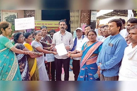 ಮಾನ್ವಿಯಲ್ಲಿ  ಗ್ರೇಡ್-2 ತಹಸೀಲ್ದಾರ್ ಅಬ್ದುಲ್ ವಾಹಿದ್‌ಗೆ ಜನವೇದಿಕೆ ಮತ್ತು ಕರ್ನಾಟಕ ಜನಾರೋಗ್ಯ ಚಳವಳಿ ಪದಾಧಿಕಾರಿಗಳು ಶನಿವಾರ ಮನವಿ ಸಲ್ಲಿಸಿತು. ಪ್ರಮುಖರಾದ ಜಯಕಾಂತಮ್ಮ, ರವೀಂದ್ರ, ಲಕ್ಷ್ಮಣ ಜಾನೇಕಲ್, ಬಸವಲಿಂಗಮ್ಮ, ನಾಗಮ್ಮ, ಲಕ್ಷ್ಮೀ ಇತರರಿದ್ದರು.