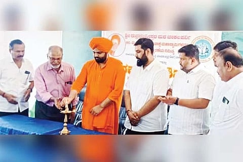 ಮಾನ್ವಿಯಲ್ಲಿ ಚೀಕಲಪರ್ವಿ ರುದ್ರಮುನೀಶ್ವರ ಮಠದ ಲಿಂ. ವಿರೂಪಾಕ್ಷ ಶ್ರೀಗಳ ಪುಣ್ಯಸ್ಮರಣೆ ಅಂಗವಾಗಿ ಏರ್ಪಡಿಸಿದ್ದ ಶಿಬಿರದಲ್ಲಿ ಶ್ರೀಮಠದ ಸದಾಶಿವ ಸ್ವಾಮೀಜಿ ರಕ್ತದಾನ ಮಾಡಿದರು. ಪ್ರಮುಖರಾದ ವೀರೇಶ ಎನ್.ಹೊಸೂರು, ಅರುಣಕುಮಾರ ಚಂದ, ಚಂದ್ರಮೌಳೇಶ್ವರ ಬೆಟ್ಟದೂರು ಇತರರಿದ್ದರು.