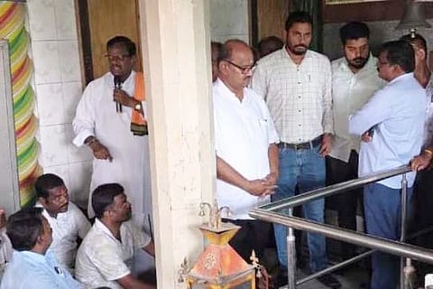 ಮಾನ್ವಿ ಪಟ್ಟಣದ ರಾಯಚೂರು ರಸ್ತೆಯಲ್ಲಿರುವ ಮಹಾಲಕ್ಷ್ಮೀ ದೇವಸ್ಥಾನಕ್ಕೆ ಧಕ್ಕೆಯಾಗದಂತೆ ರಸ್ತೆ ನಿರ್ಮಾಣ ಮಾಡುವಂತೆ ಭಕ್ತರು ಸೋಮವಾರ ಒತ್ತಾಯಿಸಿದರು. ಪ್ರಮುಖರಾದ ಮೃತ್ಯುಂಜಯ, ಜಿ. ನಾಗರಾಜ, ವಿಶಾಲ್ ಇತರರಿದ್ದರು.