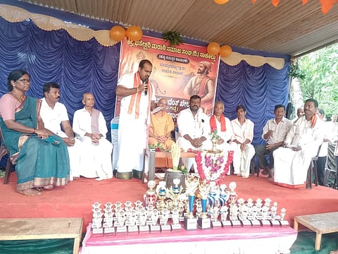 ಉಡುಪಿಯ ಬೊಮ್ಮರಬೆಟ್ಟು ಗ್ರಾಮದಲ್ಲಿ ಕೆಸರು ಗದ್ದೆ ಓಟ ಮತ್ತು ಪ್ರತಿಭಾ ಪುರಸ್ಕಾರ ಕಾರ್ಯಕ್ರಮ ನಡೆಯಿತು. ಪ್ರಭೋದಾನಂದ ಶ್ರೀ, ವಾಸುದೇವ ಭಟ್​ ನೆಕ್ಕರೆಪಲ್ಕೆ, ರಾಘವೇಂದ್ರ ನಾಯ್ಕ್​ ಉದ್ದಪಲ್ಕೆ ಇತರರಿದ್ದರು.