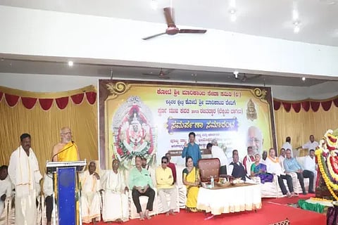 ಶಿವಮೊಗ್ಗದ ಕೋಟೆ ಶ್ರೀ ಮಾರಿಕಾಂಬ ದೇವಿಗೆ ಸ್ವರ್ಣ ಕವಚ ಹಾಗೂ ರಜತದ್ವಾರ ಸಮರ್ಪಣಾ ಸಮಾರಂಭದಲ್ಲಿ ಹೊರನಾಡು ಅನ್ನಪೂರ್ಣೇಶ್ವರಿ ದೇವಸ್ಥಾನದ ಧರ್ಮದರ್ಶಿ ಡಾ. ಜಿ.ಭೀಮೇಶ್ವರ ಜೋಷಿ ಮಾತನಾಡಿದರು. ಕೆ.ಎಸ್.ಈಶ್ವರಪ್ಪ, ಕೆ.ಬಿ.ಪ್ರಸನ್ನಕುಮಾರ್, ಎಸ್.ಎನ್.ಚನ್ನಬಸಪ್ಪ, ರಾಜಲಕ್ಷ್ಮೀ ಜೋಷಿ, ಜಯಲಕ್ಷ್ಮೀ ಈಶ್ವರಪ್ಪ, ಎನ್.ಮಂಜುನಾಥ್, ಎಸ್.ಕೆ.ಮರಿಯಪ್ಪ, ಉಮಾಪತಿ, ಎಸ್.ಸಿ.ಲೋಕೇಶ್, ಸುನಿಲ್, ಚಂದ್ರಶೇಖರ್, ತಿಮ್ಮಪ್ಪ, ಸುರೇಶ್‌ಕುಮಾರ್, ಸೀತಾರಾಮ್ ಇದ್ದರು.