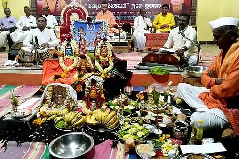 ನರೇಗಲ್ಲ ಹಿರೇಮಠದಲ್ಲಿ ನಡೆದಿರುವ ಜಾತ್ರಾ ಮಹೋತ್ಸವದಲ್ಲಿ ನಾಲ್ಕನೆಯ ದಿನವಾದ ಬುಧವಾರ ಶ್ರೀ ವೀರಭದ್ರ ದೇವರು ಮತ್ತು ಭದ್ರಕಾಳಿಯರ ವಿವಾಹ (Marriage) ಮಹೋತ್ಸವವು ಜರುಗಿತು. 