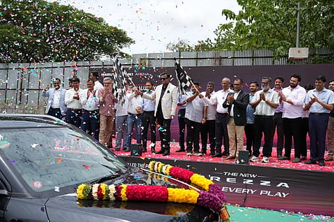 100 ಹೊಸ ಮಾರುತಿ ಸುಜುಕಿ ಬ್ರೆಝಾ ಎಸ್‌ಯುವಿ ಕಾರುಗಳನ್ನು ಸಂಸ್ಥೆಯ ಸಿಇಓ ಪಾರ್ಥೋ ಬ್ಯಾನಜಿ ಗ್ರಾಹಕರಿಗೆ ಹಸ್ತಾಂತರಿಸಿದರು. ಹಿರಿಯ ಅಧಿಕಾರಿಗಳು ಉಪಸ್ಥಿತರಿದ್ದರು. 