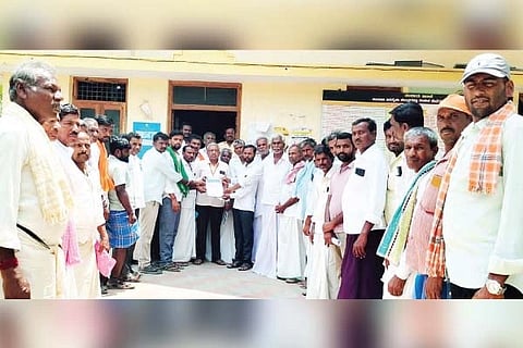 ಮಸ್ಕಿಯಲ್ಲಿ ಉಪ ತಹಸೀಲ್ದಾರ್ ಪ್ರಕಾಶಗೆ ಜೋಳ ಬೆಳೆಗಾರರು ಮನವಿ ಸಲ್ಲಿಸಿದರು. ರೈತರಾದ ಸಿದ್ದಯ್ಯಸ್ವಾಮಿ, ಮರಿಯಪ್ಪ ಹುಲ್ಲೂರು, ಕೆಂಚಣ್ಣ ಎರಡ್ಡಿ, ಮೌನೇಶ ಅಂಗಡಿ,  ಬೀರಪ್ಪ ಅಗಸಿಮನೆ, ವಂದೇಲಪ್ಪ, ಪವನಕುಮಾರ ಅಂಗಡಿ, ಮೌನೇಶ ಹುಲ್ಲೂರು, ಈರಯ್ಯಸ್ವಾಮಿ, ಚಂದಪ್ಪ, ಅಮರಪ್ಪ, ಹನುಮಂತ ಇತರರಿದ್ದರು.