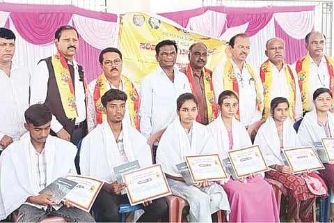 ಮಸ್ಕಿಯಲ್ಲಿ ಹಮ್ಮಿಕೊಂಡ ಕಸಾಪ 112ನೇ ಸಂಸ್ಥಾಪನಾ ದಿನಾಚರಣೆಯಲ್ಲಿ ಪ್ರತಿಭಾವಂತ ವಿದ್ಯಾರ್ಥಿಗಳನ್ನು ಅಭಿನಂದಿಸಲಾಯಿತು. ಪ್ರಮುಖರಾದ ರುದ್ರಯ್ಯ ಸ್ವಾಮಿ ಹಿರೇಮಠ, ವಿದ್ಯಾವತಿ ವನಕಿ, ಎಸ್.ದೇವೇಂದ್ರಗೌಡ, ಮಾಹಾಂತೇಶ ಮಸ್ಕಿ, ಗುಂಡೂರಾವ್ ದೇಸಾಯಿ, ಘನಮಠದಯ್ಯ ಸಾಲಿಮಠ, ಕಳಕಪ್ಪ ಹಾದಿಮನಿ, ಸುಭಾಷಸಿಂಗ್ ಹಜಾರೆ, ಸಿದ್ದಲಿಂಗಯ್ಯ ಸೊಪ್ಪಿಮಠ ಇದ್ದರು. 