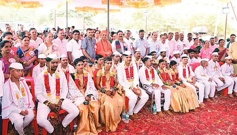 mass marriage ಹುಬ್ಬಳ್ಳಿಯ ಅಕ್ಷಯ ಪಾರ್ಕ್​ ಸಂತೆ ಮೈದಾನದಲ್ಲಿ ಭಾನುವಾರ ಏರ್ಪಡಿಸಿದ್ದ ಸಾಮೂಹಿಕ ವಿವಾಹ ಸಮಾರಂಭದಲ್ಲಿ ರುದ್ರಾಕ್ಷಿ ಮಠದ ಶ್ರೀ ಬಸವಲಿಂಗ ಸ್ವಾಮೀಜಿ, ಶಾಸಕ ಮಹೇಶ ಟೆಂಗಿನಕಾಯಿ, ಕೃಷ್ಣ ಗಂಡಗಾಳೇಕರ, ರಮೇಶ ಪಾಟೀಲ, ಸುಭಾಸಸಿಂಗ್​ ಜಮಾದಾರ, ಲಿಂಗರಾಜ ಪಾಟೀಲ, ಸಂತೋಷ ವೆರ್ಣೇಕರ, ರಮೇಶ ಮಹಾದೇವಪ್ಪನವರ, ಇತರರು ಇದ್ದರು.