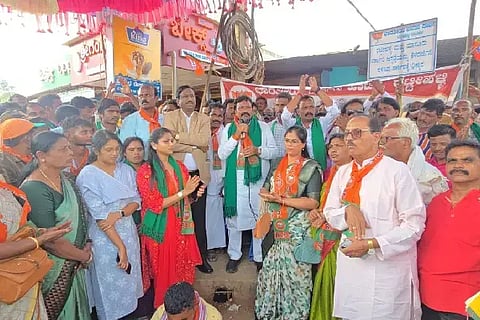 ರಟ್ಟಿಹಳ್ಳಿ ಪಟ್ಟಣದ ಮಹಾಲಕ್ಷ್ಮೀ ವೃತ್ತದಲ್ಲಿ ಬಿಜೆಪಿ ವತಿಯಿಂದ ಆಯೋಜಿಸಿದ್ದ Massive protest ಬೃಹತ್ ಪ್ರತಿಭಟನೆಯಲ್ಲಿ ಮಾಜಿ ಸಚಿವ ಬಿ.ಸಿ.ಪಾಟೀಲ ಮಾತನಾಡಿದರು. 