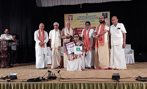 ಉಡುಪಿಯಲ್ಲಿ ಯಕ್ಷಗಾನದ ಸ್ತ್ರೀ ವೇಷಧಾರಿ ಸುಬ್ರಹ್ಮಣ್ಯ ಹೆಗಡೆ ಯಲಗುಪ್ಪ ಅವರಿಗೆ 'ಯಕ್ಷ ಸಾಧಕ' ಪ್ರಶಸ್ತಿ ನೀಡಲಾಯಿತು. ಡಾ.ಎಚ್​.ಎಸ್​. ಬಲ್ಲಾಳ್​, ಡಾ. ಜಿ.ಶಂಕರ್​, ಪುರುಷೋತ್ತಮ್​ ಶೆಟ್ಟಿ, ಭುವನಪ್ರಸಾದ್​ ಹೆಗ್ಡೆ, ಪಳ್ಳಿ ಕಿಶನ್​ ಹೆಗ್ಡೆ, ಡಾ. ಬಿ. ಜಗದೀಶ್​ ಶೆಟ್ಟಿ ಇದ್ದರು.