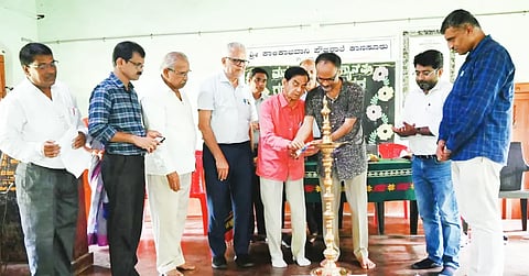 ಸಿದ್ದಾಪುರ ತಾಲೂಕಿನ ಕಾನಸೂರಿನ ಕಾಳಿಕಾ ಭವಾನಿ ಪ್ರೌಢಶಾಲೆಯಲ್ಲಿ ಗಣಿತ ಮತ್ತು ವಿಜ್ಞಾನ ಪ್ರಯೋಗ ಶಾಲೆಯನ್ನು ಕೆ.ಆರ್​. ಹೆಗಡೆ ಉದ್ಘಾಟಿಸಿದರು. ಶಂಕರನಾರಾಯಣ ಭಟ್ಟ, ಗಣಪತಿ ಭಟ್ಟ, ಸುಪ್ರೀತ್​ ಕಿಟ್ಟೆನಕೆರೆೆ, ಸುರೇಂದ್ರ ಕುಲಕಣಿರ್, ರಾಜು ಅಡಕಳ್ಳಿ, ನಾಗೇಂದ್ರ ಮುತ್ಮುರ್ಡು, ವಸಂತ್​ ಹೆಗಡೆ ಇತರರಿದ್ದರು.