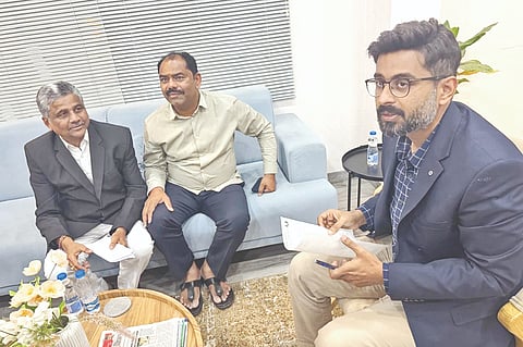 ಕಲಬುರಗಿ ಜಿಲ್ಲಾಧಿಕಾರಿ ಇಕ್ರಮ್​ ಶರೀಫ್​ ಅವರನ್ನು ಬುಧವಾರ ಭೇಟಿ ಮಾಡಿದ ಶಾಸಕ ಬಸವರಾಜ ಮತ್ತಿಮಡು ಅವರು ಕಮಲಾಪುರ ಭೂದಾಖಲೆಗೆ ಸಂಬಂಧಿಸಿದಂತೆ ಚರ್ಚಿಸಿದರು. ನ್ಯಾಯವಾದಿಗಳ ಸಂದ ಅಧ್ಯಕ್ಷ ಶಿವಕುಮಾರ ಪಸಾರ್​ ಇದ್ದರು.
