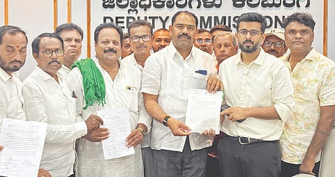 ಕಮಲಾಪುರ ತಾಲೂಕಿನಲ್ಲಿ ಬೆಳೆ ವಿಮೆ ಪರಿಹಾರ ನೀಡುವಲ್ಲಿ ಆದ ಅನ್ಯಾಯ ಸರಿಪಡಿಸಿ, ಸಮರ್ಪಕ ಪರಿಹಾರ ನೀಡುವಂತೆ ಆಗ್ರಹಿಸಿ ಕಲಬುರಗಿಯಲ್ಲಿ ಜಿಲ್ಲಾಧಿಕಾರಿ ಇಕ್ರಮ್​ ಶರೀಫ್​ ಅವರಿಗೆ ಶಾಸಕ ಬಸವರಾಜ ಮತ್ತಿಮಡು ಸೋಮವಾರ ಮನವಿಪತ್ರ ಸಲ್ಲಿಸಿದರು. ಶರಣಗೌಡ ಪಾಟೀಲ್​, ಸತೀಶ ಪಾಟೀಲ್​, ಅನೂಪ ಸಲಗರ, ನಾಗರಾಜ ಮೂಲಗೆ, ಗಜಾನನ ಅಕ್ಕಲಕೋಟ, ಸತೀಶ ಸಾಹುಕಾರ ಇತರರಿದ್ದರು.