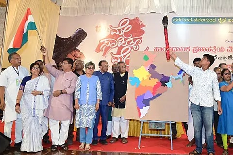 ಹುಬ್ಬಳ್ಳಿಯಲ್ಲಿ ಎರಡು ದಿನಗಳ (May mela) ಮೇ ಸಾಹಿತ್ಯ ಮೇಳಕ್ಕೆ ಶನಿವಾರ ಚಾಲನೆ ನೀಡಲಾಯಿತು. ಪಾಣಿ ಕರ್ನಲ್, ಕೆ.ನೀಲಾ, ಸನತಕುಮಾರ ಬೆಳಗಲಿ, ಡಾ. ಲಿಂಗರಾಜ ಅಂಗಡಿ, ಅನ್ವರ್ ಮುಧೋಳ, ಇತರರು ಇದ್ದರು.