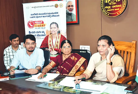 mayor Phone inn ಹುಬ್ಬಳ್ಳಿಯಲ್ಲಿ ಮೇಯರ್​ ದುರ್ಗಮ್ಮ ಬೆಜವಾಡ ಅವರು ಫೋನ್ ​ಇನ್​ ಕಾರ್ಯಕ್ರಮ ನಡೆಸಿದರು. ಉಪಮೇಯರ್​ ರತ್ನಾಬಾಯಿ ನಾಜರೆ, ಅಧಿಕಾರಿಗಳು ಇದ್ದರು.