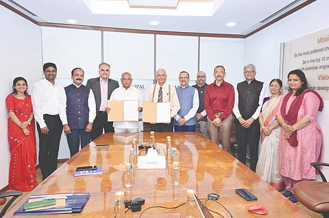 ಮಹಾವೀರ ಕಾಲೇಜು ಮತ್ತು ಎಂಐಟಿ ನಡುವೆ ಶೈಕ್ಷಣಿಕ ಒಪ್ಪಂದಕ್ಕೆ ಸಹಿ ಹಾಕಲಾಯಿತು. ಮಾಹೆ ಪ್ರೊ-ಚಾನ್ಸಲರ್ ಡಾ.ಎಚ್.ಎಸ್.ಬಳ್ಳಾಲ್, ಪ್ರೊ-ವೈಸ್ ಚಾನ್ಸಲರ್ ಡಾ.ನಾರಾಯಣ ಸಭಾಹಿತ್, ಮಹಾವೀರ ಕಾಲೇಜು ಆಡಳಿತ ಮಂಡಳಿ ಅಧ್ಯಕ್ಷ ಅಭಯಚಂದ್ರ ಜೈನ್, ಪ್ರಾಂಶುಪಾಲ ಡಾ.ರಾಧಾಕೃಷ್ಣ ಮತ್ತಿತರರು ಇದ್ದರು.