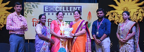  ಎಕ್ಸಲೆಂಟ್ ಶಿಕ್ಷಣ ಸಂಸ್ಥೆಯಲ್ಲಿ ಹಿಂದಿ ಉತ್ಸವ ಕಾರ್ಯಕ್ರಮದಲ್ಲಿ ಸಂಪನ್ಮೂಲ ವ್ಯಕ್ತಿ ಫ್ಲೇವಿಯಾ ಪಾಲ್ ಮಾತನಾಡಿದರು. ಸಂಸ್ಥೆಯ ಕಾರ್ಯದರ್ಶಿ ರಶ್ಮಿತಾ ಜೈನ್, ಹಿಂದಿ ಉಪನ್ಯಾಸಕಿ ದಿವ್ಯಲಕ್ಷ್ಮೀ ರೈ ಮತ್ತಿತರರಿದ್ದರು.  