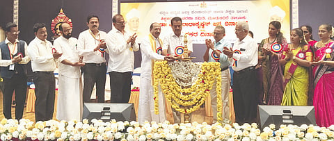 ಮೂಡುಬಿದಿರೆ ಶಿಕ್ಷಕರ ದಿನಾಚರಣೆಯಲ್ಲಿ ಶಾಸಕ ಉಮಾನಾಥ ಕೋಟ್ಯಾನ್ ಮಾತನಾಡಿದರು. ಮಾಜಿ ಸಚಿವ ಅಭಯಚಂದ್ರ ಜೈನ್, ಕ್ಷೇತ್ರ ಶಿಕ್ಷಣಾಧಿಕಾರಿ ವಿರೂಪಾಕ್ಷಪ್ಪ ಮತ್ತಿತರರಿದ್ದರು. 