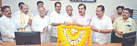  ಮೂಡುಬಿದಿರೆಯಲ್ಲಿ ಶ್ರೀ ಲಕ್ಷ್ಮಣಾನಂದ ವಿವಿಧೋದ್ದೇಶ ಸಹಕಾರ ಸಂಘದ 7ನೇ ಶಾಖೆ ಶುಭಾರಂಭ ಕಾರ್ಯಕ್ರಮದಲ್ಲಿ ಆಳ್ವಾಸ್ ಶಿಕ್ಷಣ ಪ್ರತಿಷ್ಠಾನದ ಅಧ್ಯಕ್ಷ ಡಾ.ಎಂ.ಮೋಹನ್ ಆಳ್ವ, ಶಾಸಕ ಉಮಾನಾಥ ಎ.ಕೋಟ್ಯಾನ್, ಕೃಷ್ಣ ಜೆ.ಪಾಲೇಮಾರ್ ಇದ್ದರು.  