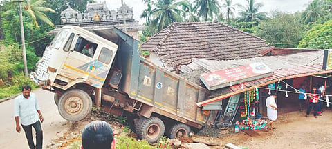 ಲಾರಿಯ ಬ್ರೇಕ್ ಫೇಲ್ 
