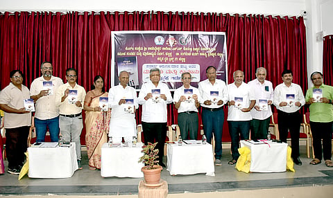 media and law ಹುಬ್ಬಳ್ಳಿಯಲ್ಲಿ ಮಂಗಳವಾರ ಪತ್ರಕರ್ತ ಅರುಣಕುಮಾರ ಹಬ್ಬು ಅವರ ‘ಮಾಧ್ಯಮ ಮತ್ತು ಕಾನೂನು’ ಪುಸ್ತಕವನ್ನು ಬೆಳಗಾವಿ ಸಂಸದ ಜಗದೀಶ ಶೆಟ್ಟರ್ ಹಾಗೂ ಕೆಎಲ್‌ಇ ಮಾಜಿ ನಿರ್ದೇಶಕ ಶಂಕರಣ್ಣ ಮುನವಳ್ಳಿ ಬಿಡುಗಡೆಗೊಳಿಸಿದರು.