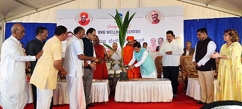 ನರಗುಂದ ತಾಲೂಕಿನ ವಾಸನ ಗ್ರಾಮದಲ್ಲಿ ಬಿವಿಜಿ ವೆಲ್‌ನೆಸ್ ಸೆಂಟರ್-ಕ್ಯಾನ್ಸರ್ ಚಿಕಿತ್ಸಾ ಕೇಂದ್ರವನ್ನು ಕೇಂದ್ರ ಸಚಿವ ಪ್ರಲ್ಹಾದ ಜೋಶಿ ಉದ್ಘಾಟಿಸಿದರು. 