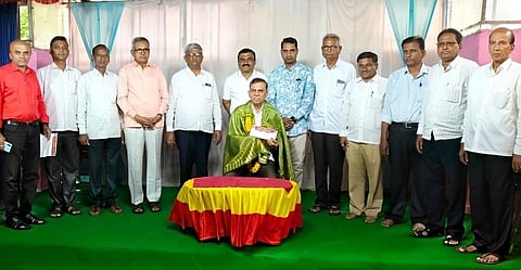 ಬೀದರ್‍ನಲ್ಲಿ ಶುಕ್ರವಾರ ಮಹಾನುಭಾವಿ ಅಲ್ಲಮ ಪ್ರಭುದೇವರು ವಿಚಾರ ಸಂಕಿರಣದ ಸ್ವಾಗತ ಸಮಿತಿಯ ಅಧ್ಯಕ್ಷರಾಗಿ ಆಯ್ಕೆಯಾದ ಪ್ರೊ. ಉಮಾಕಾಂತ ಮೀಸೆ ಅವರನ್ನು ವಚನಾಮೃತ ಕನ್ನಡ ಸಂಘದ ಅಧ್ಯಕ್ಷ ಪ್ರೊ. ಸಿದ್ರಾಮಪ್ಪ ಮಾಸಿಮಾಡೆ ಸನ್ಮಾನಿಸಿದರು.