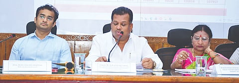 ಕಲಬುರಗಿಯಲ್ಲಿ ಮಂಗಳವಾರ ಕರೆದಿದ್ದ ಪಂಚ ಗ್ಯಾರಂಟಿ ಯೋಜನೆ ಪ್ರಗತಿ ಪರಿಶೀಲನಾ ಸಭೆಯಲ್ಲಿ ಅನುಷ್ಠಾನ ಪ್ರಾಧಿಕಾರದ ರಾಜ್ಯ ಉಪಾಧ್ಯಕ್ಷ ಪಿ.ಟಿ. ಪರಮೇಶ್ವರ ನಾಯ್ಕ್​ ಮಾತನಾಡಿದರು. ಜಿಪಂ ಸಿಇಒ ರಾಹುಲ್​ ಸಂಕನೂರ, ಪ್ರಾಧಿಕಾರದ ಜಿಲ್ಲಾಧ್ಯಕ್ಷೆ ಚಂದ್ರಿಕಾ ಪರಮೇಶ್ವರ ಇದ್ದರು.