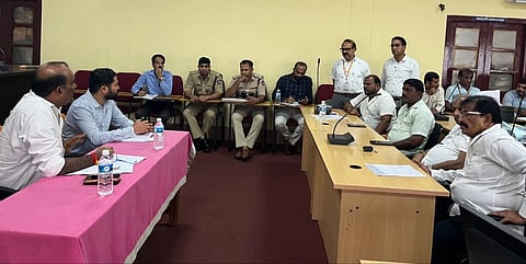 ಉಡುಪಿ ನಗರಸಭೆಯಲ್ಲಿ ವಿವಿಧ ಇಲಾಖೆಯ ಅಧಿಕಾರಿಗಳೊಂದಿಗೆ ಯಶ್​ಪಾಲ್​ ಸುವರ್ಣ ಸಭೆ ನಡೆಸಿದರು. ಪ್ರಭಾಕರ್​ ಪೂಜಾರಿ, ಮಹಾಂತೇಶ್​ ಹಂಗರಗಿ ಇತರರಿದ್ದರು.
