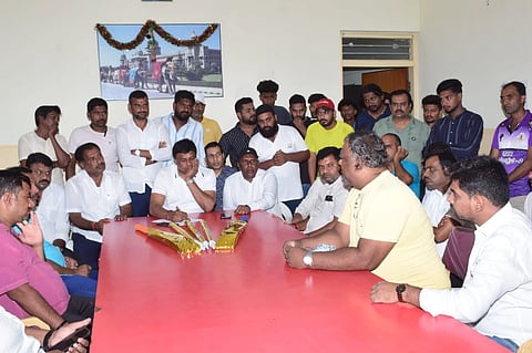 ಮಂಡ್ಯ ನಗರದ ಪ್ರವಾಸಿ ಮಂದಿರದಲ್ಲಿ ಶಾಸಕ ಪಿ.ರವಿಕುಮಾರ್ ಗಣಿಗ ನೇತೃತ್ವದಲ್ಲಿ ಸಭೆ ಆಯೋಜಿಸಲಾಗಿತ್ತು. 