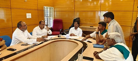 ಪಾಂಡವಪುರ ಪಟ್ಟಣದ ಪ್ರವಾಸಿ ಮಂದಿರದಲ್ಲಿ ಶಾಸಕ ದರ್ಶನ್ ಪುಟ್ಟಣ್ಣಯ್ಯ ನೇತೃತ್ವದಲ್ಲಿ ಸಭೆ ಆಯೋಜಿಸಲಾಗಿತ್ತು. 