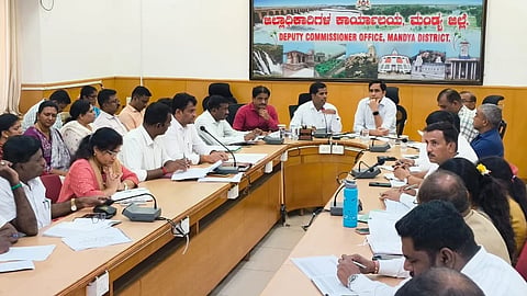 ಮಂಡ್ಯದಲ್ಲಿ ಜಿಲ್ಲಾ ಉಸ್ತುವಾರಿ ಕಾರ್ಯದರ್ಶಿ ಮನೋಜ್‌ಕುಮಾರ್ ಮೀನಾ ಅಧ್ಯಕ್ಷತೆಯಲ್ಲಿ ಪ್ರಗತಿ ಪರಿಶೀಲನಾ ಸಭೆ ಆಯೋಜಿಸಲಾಗಿತ್ತು. 