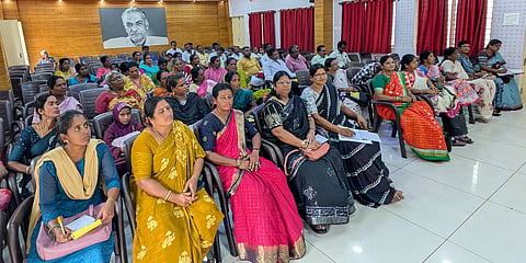 ಮಂಡ್ಯ ನಗರದ ಕರ್ನಾಟಕ ಸಂಘದಲ್ಲಿ ಆಯೋಜಿಸಿದ್ದ ಸಭೆಯಲ್ಲಿ ವಿವಿಧ ಸಂಘಟನೆಗಳ ಪದಾಧಿಕಾರಿಗಳು ಭಾಗವಹಿಸಿದ್ದರು.
