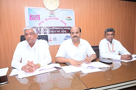 ಮಂಡ್ಯದಲ್ಲಿ ಗ್ಯಾರಂಟಿ ಯೋಜನೆಗಳ ಅನುಷ್ಠಾನ ಪ್ರಾಧಿಕಾರದ ಜಿಲ್ಲಾಧ್ಯಕ್ಷ ಚಿಕ್ಕಲಿಂಗಯ್ಯ ಅಧ್ಯಕ್ಷತೆಯಲ್ಲಿ ಸಭೆ ಆಯೋಜಿಸಲಾಗಿತ್ತು. 