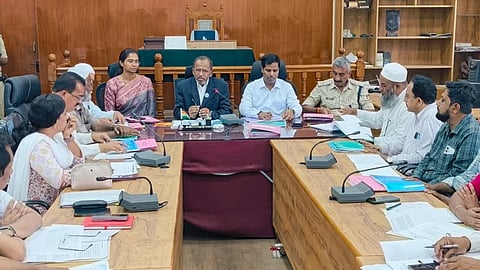 ಮಂಡ್ಯದಲ್ಲಿ ಆಯೋಜಿಸಿದ್ದ ಸಭೆಯಲ್ಲಿ ರಾಜ್ಯ ಅಲ್ಪಸಂಖ್ಯಾತರ ಆಯೋಗದ ಅಧ್ಯಕ್ಷ ಯು.ನಿಸಾರ್ ಅಹಮದ್ ಮಾತನಾಡಿದರು. 