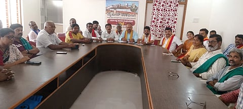 ಮೈಶುಗರ್ ಕಾರ್ಖಾನೆಗೆ ಸಂಬಂಧಿಸಿದಂತೆ ಚರ್ಚಿಸಲು ಮಂಡ್ಯ ನಗರದ ಪ್ರವಾಸಿ ಮಂದಿರದಲ್ಲಿ ನಡೆದ ಸಭೆ ಆಯೋಜಿಸಲಾಗಿತ್ತು.