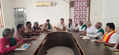 ಮಂಡ್ಯ ನಗರದ ಪ್ರವಾಸಿಮಂದಿರದಲ್ಲಿ ಜಿಲ್ಲಾ ರೈತ ಹಿತರಕ್ಷಣಾ ಸಮಿತಿ ನೇತೃತ್ವದಲ್ಲಿ ಸಭೆ ಆಯೋಜಿಸಲಾಗಿತ್ತು. 
