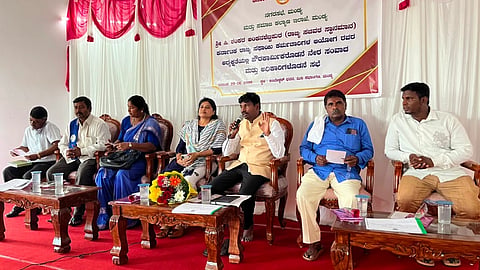 ಮಂಡ್ಯದಲ್ಲಿ ಆಯೋಜಿಸಿದ್ದ ಸಭೆಯಲ್ಲಿ ರಾಜ್ಯ ಸಫಾಯಿ ಕರ್ಮಚಾರಿ ಆಯೋಗದ ಸದಸ್ಯ ಸಿ.ಶಂಕರ ಅಂಕನಶೆಟ್ಟಿಪುರ ಮಾತನಾಡಿದರು.